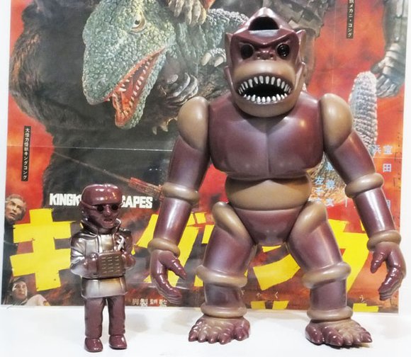 Gorilla Robot (ロボットゴリラ) w/ Evil Scientist figure by Takashi Minamimura, produced by Target Earth. Front view.