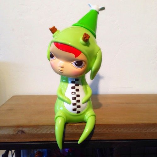 Green Calliope figure by Kathie Olivas, produced by Tomenosuke + Circus Posterus. Front view.