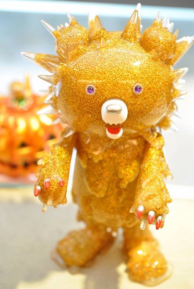HALLOWEEN INC 2014 - Gold King figure by Hiroto Ohkubo, produced by Instinctoy. Front view.
