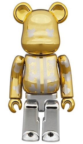Happi TOKYO gold plated BE@RBRICK 100% figure, produced by Medicom Toy. Front view.