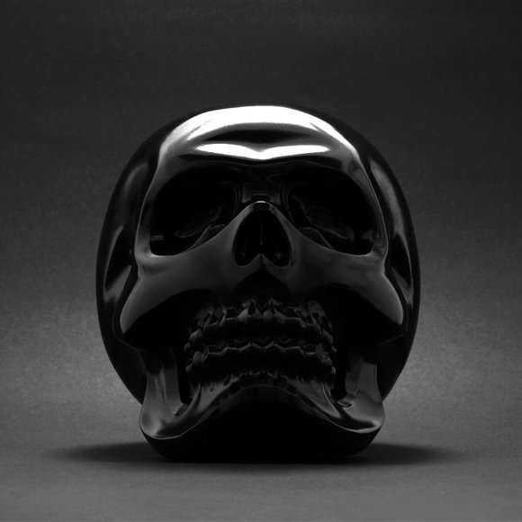 Hasadhu Shingon Skull - Black figure by Usugrow, produced by Secret Base. Front view.