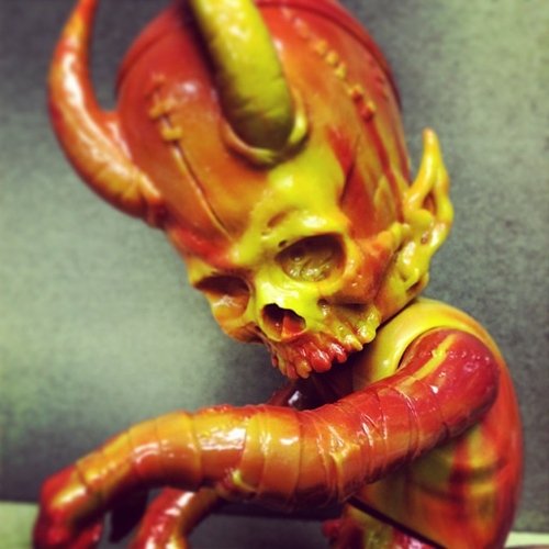 HeviOrm figure by Pushead, produced by Secret Base. Front view.
