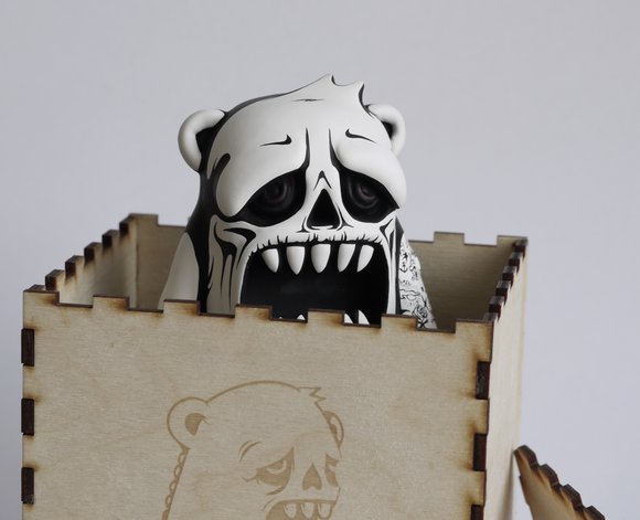 Hugo Bear - JPK Custom figure by Jon-Paul Kaiser, produced by Creo Design. Detail view.