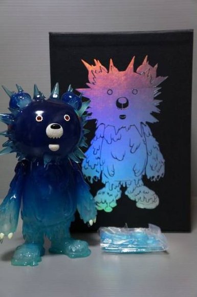 Inc Bear figure by Hiroto Ohkubo, produced by Instinctoy. Front view.
