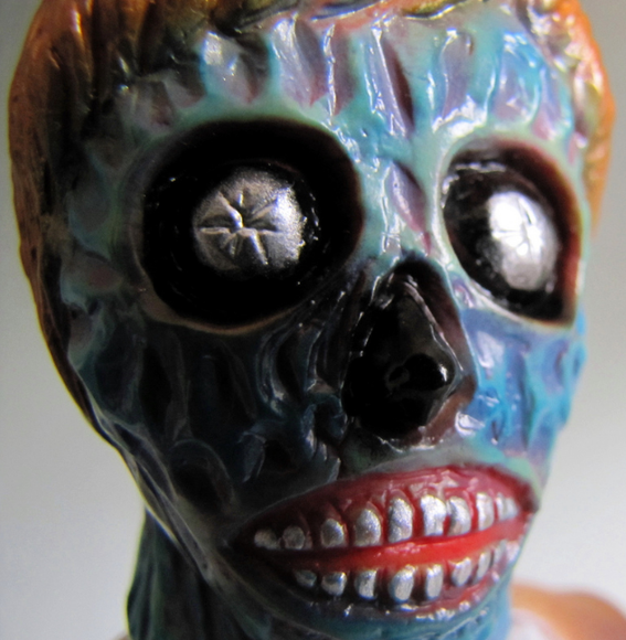 Invader-Z figure by Skull Head Butt, produced by Skull Head Butt. Detail view.