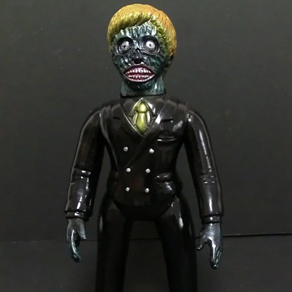Invader-Z figure by Skull Head Butt, produced by Skull Head Butt. Detail view.