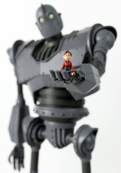 IRON GIANT Deluxe Figure figure, produced by Mondo. Detail view.