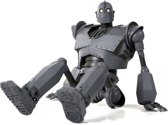 IRON GIANT Deluxe Figure figure, produced by Mondo. Front view.