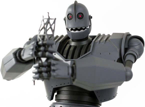 IRON GIANT Deluxe Figure figure, produced by Mondo. Detail view.