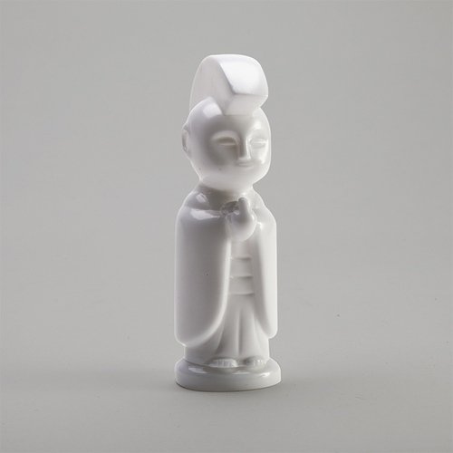 JIZO-ANARCHO ASSEMBLED UNPAINTED WHITE KIT figure by Toby Dutkiewicz, produced by Devils Head Productions. Front view.