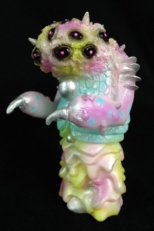 Kaiju Oculis - Diadem figure by Barry Allen, produced by Gorgoloid. Front view.
