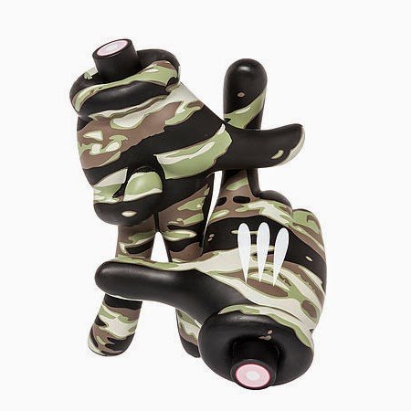 Karmaloop x Dissizit LA Hands - Tiger Camo figure by Slick, produced by Dissizit. Back view.