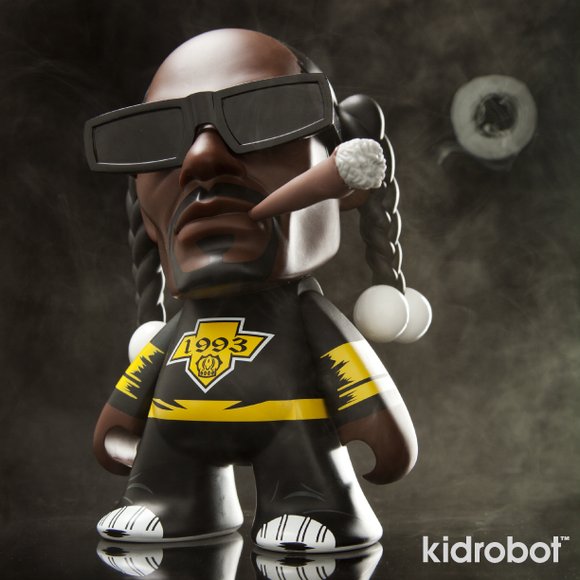 Kidrobot Snoop Dogg 4/20 7 Vinyl Figure figure by Snoop Dogg, produced by Kidrobot. Front view.