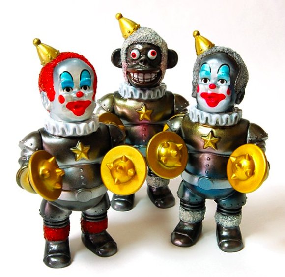 Iron Clown Mini - White Head figure by Kikkake, produced by Kikkake. Front view.
