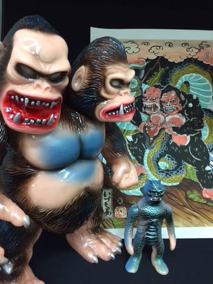 King Gorilla Ju figure by Yasuaki Hirota, produced by Hirota Saigansho. Front view.