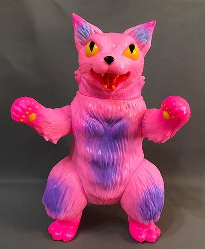King Negora PINK figure by Mark Nagata, produced by Max Toy Co.. Front view.