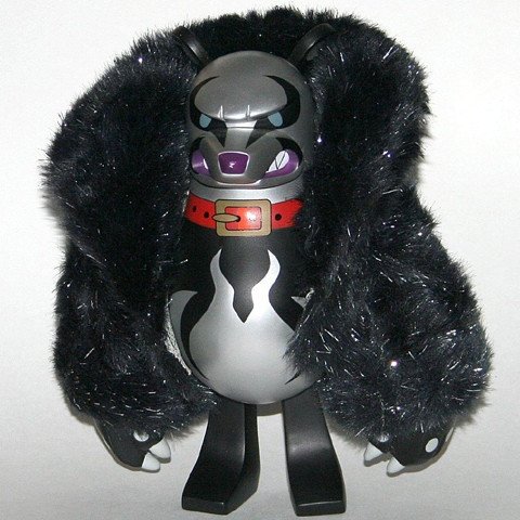 Knuckle Bear King figure by Touma, produced by Toy2R. Front view.