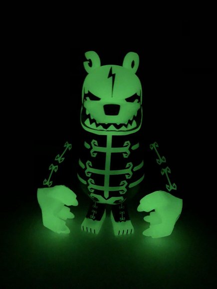 Knuckle Bear Real Bone GID figure by Touma, produced by Wonderwall. Front view.