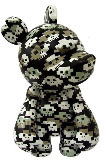 Frank Kozik Digi Skull KnuckleBear  figure by Touma, produced by Toy2R. Front view.