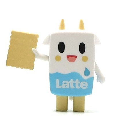 Latte (with Cracker) figure by Simone Legno (Tokidoki), produced by Tokidoki. Front view.