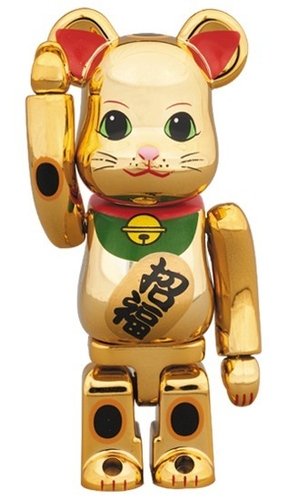 Lucky Cat - Gold Five figure, produced by Medicom Toy. Front view.