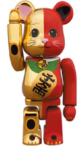 Lucky cat - Gold x red BE@RBRICK 100% figure, produced by Medicom Toy. Front view.