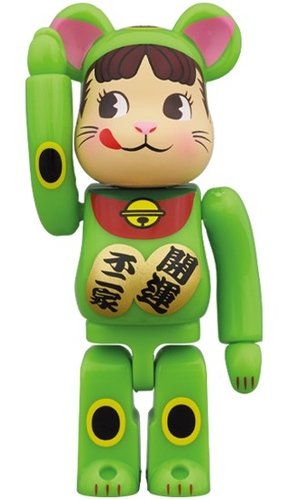 Lucky Cat - Peco-chan Fluorescent green BE@RBRICK 100% figure, produced by Medicom Toy. Front view.