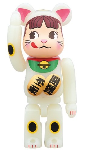 Lucky Cat - Peco-chan GID BE@RBRICK 100% figure, produced by Medicom Toy. Front view.