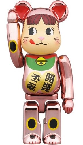 Lucky Cat - Peco-chan Peach gold BE@RBRICK 100% figure, produced by Medicom Toy. Front view.