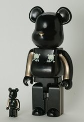 mastermind JAPAN Be@rbrick  400% - Halloween model figure by Mastermind Japan, produced by Medicom Toy. Front view.