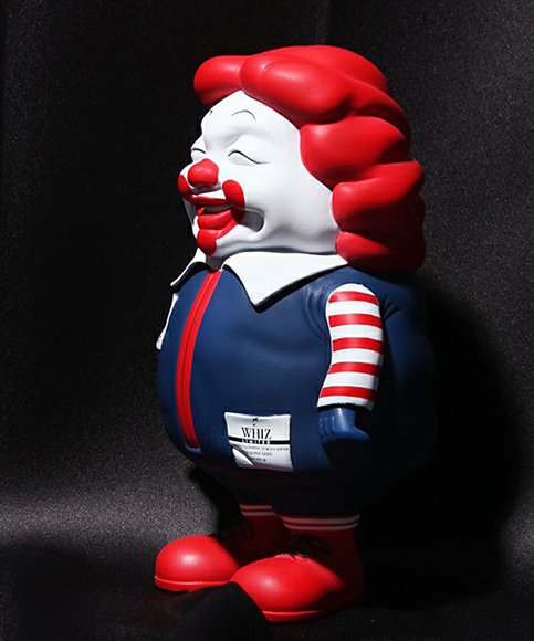 MC Supersized - Ron English x Whiz x Secret Base  figure by Ron English, produced by Secret Base. Side view.