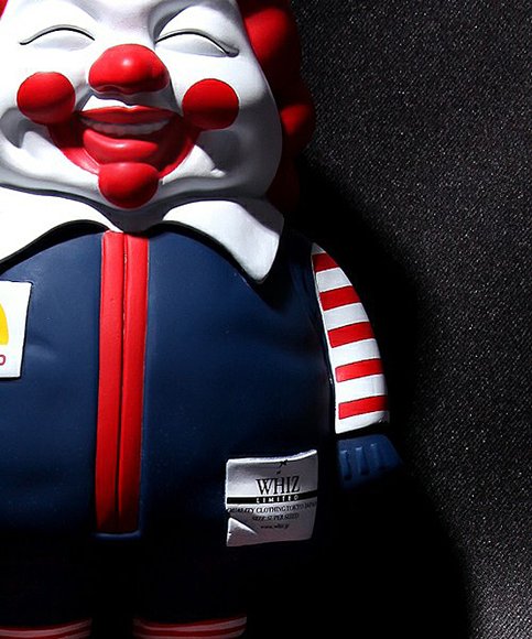 MC Supersized - Ron English x Whiz x Secret Base figure by Ron English, produced by Secret Base. Detail view.