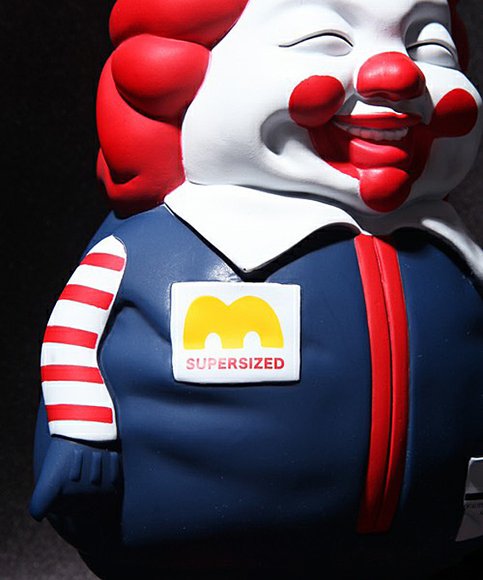 MC Supersized - Ron English x Whiz x Secret Base figure by Ron English, produced by Secret Base. Detail view.