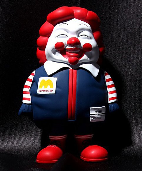 MC Supersized - Ron English x Whiz x Secret Base  figure by Ron English, produced by Secret Base. Front view.