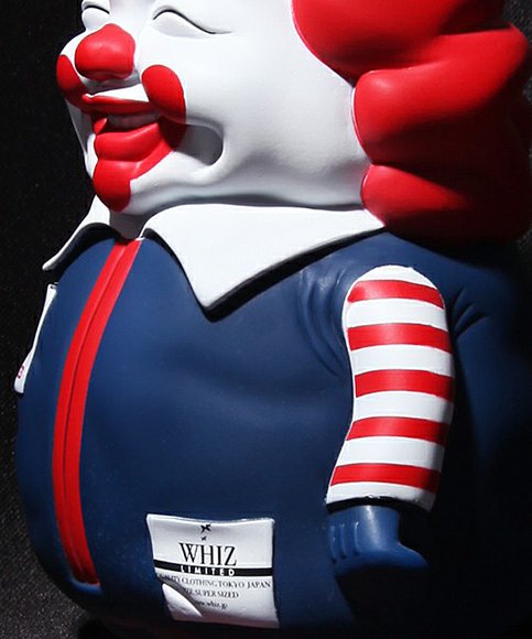 MC Supersized - Ron English x Whiz x Secret Base  figure by Ron English, produced by Secret Base. Detail view.