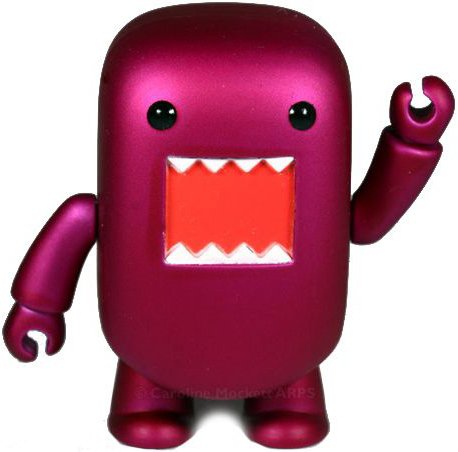 Metallic Magenta Domo Qee figure by Dark Horse Comics, produced by Toy2R. Front view.