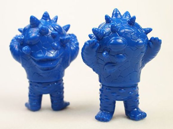 Micro Eyezon - Unpainted Blue figure by Mark Nagata, produced by Max Toy Co.. Front view.