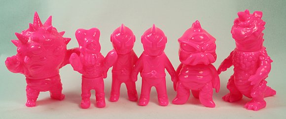 Mini Alien Xam - Unpainted Neon Pink figure by Mark Nagata, produced by Max Toy Co.. Front view.