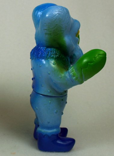 Mini Alien Xam figure by Mark Nagata, produced by Max Toy Co.. Side view.