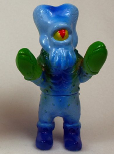 Mini Alien Xam figure by Mark Nagata, produced by Max Toy Co.. Front view.