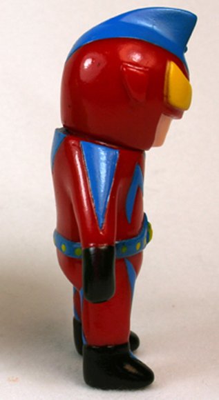 Mini Captain Maxx figure by Mark Nagata, produced by Max Toy Co.. Side view.
