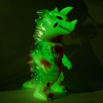 Mini Drazoran - GID figure by Mark Nagata, produced by Max Toy Co.. Side view.