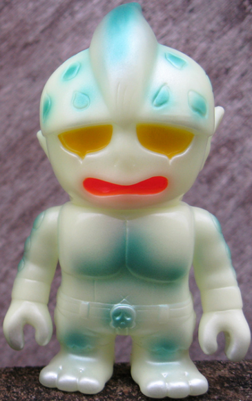 Mini Mutant Head - GID figure by Mori Katsura, produced by Realxhead. Front view.