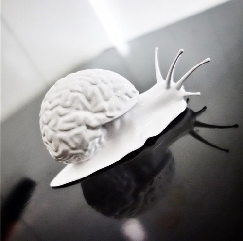 Mini Snail Brain figure by Emilio Garcia, produced by Lapolab. Front view.