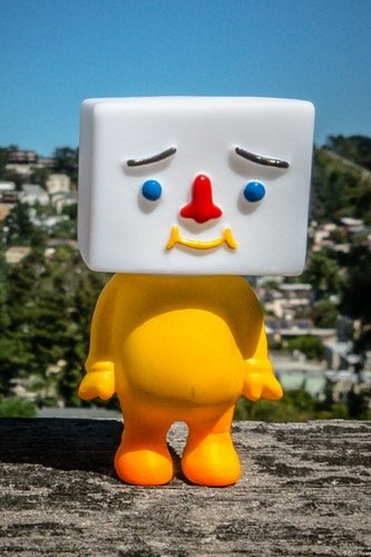 Mini To-fu (yellow custom) figure by Devilrobots, produced by Rampage Toys. Front view.