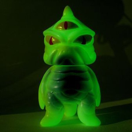 Mini TriPus - GID figure by Mark Nagata, produced by Max Toy Co.. Front view.