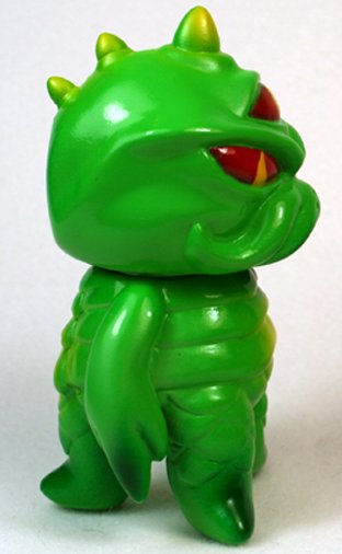 Mini TriPus figure by Mark Nagata, produced by Max Toy Co.. Side view.