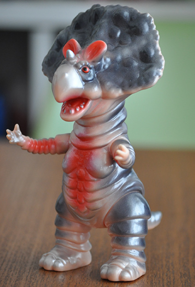 Monoclon – Counter Attack figure by Hiramoto Kaiju, produced by Cojica Toys. Front view.
