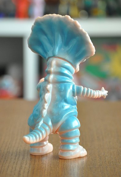 Monoclon – American Cherry figure by Hiramoto Kaiju, produced by Cojica Toys. Back view.