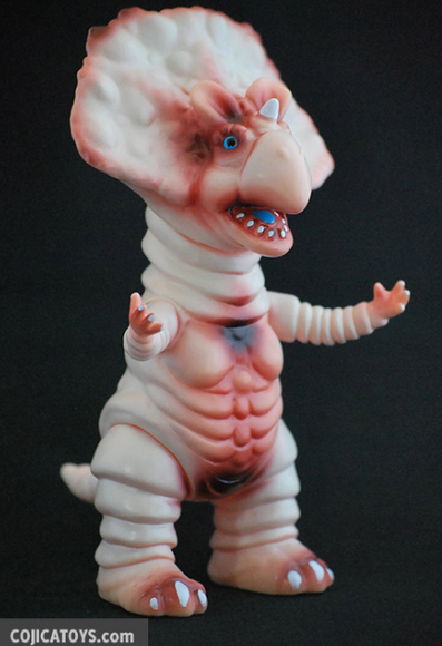 Monoclon – ToyCon UK 2014 figure by Hiramoto Kaiju, produced by Cojica Toys. Front view.